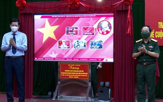 Bộ Quốc phòng tặng phần mềm 3D về Cuộc đời và sự nghiệp của Đại tướng Võ Nguyên Giáp cho tỉnh Quảng Bình ảnh 1