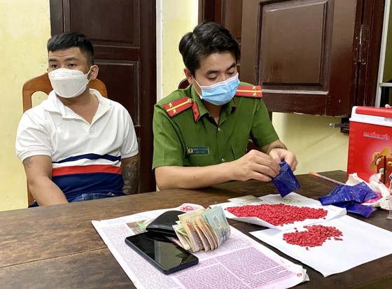 Quảng Bình: Bắt 3 đối tượng tàng trữ hơn 11.000 viên ma túy tổng hợp ảnh 3