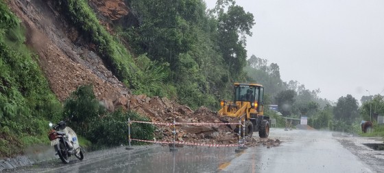 Một số tỉnh miền Trung bị sạt lở, ngập cục bộ, chia cắt giao thông do mưa lớn ảnh 20