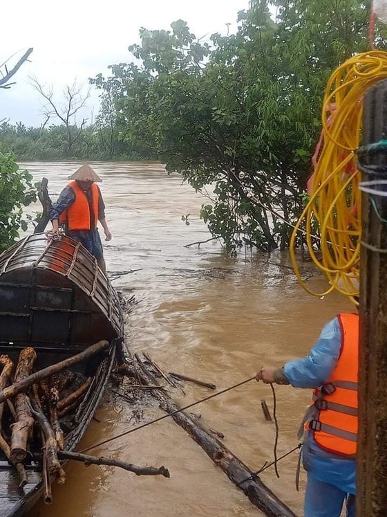 Một số tỉnh miền Trung bị sạt lở, ngập cục bộ, chia cắt giao thông do mưa lớn ảnh 22