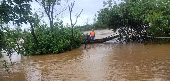 Một số tỉnh miền Trung bị sạt lở, ngập cục bộ, chia cắt giao thông do mưa lớn ảnh 23