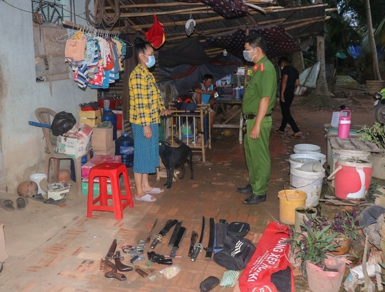 Gã lạ mặt gửi túi đồ ở nhà trọ rồi đi biền biệt, mở ra toàn súng và hung khí ảnh 1