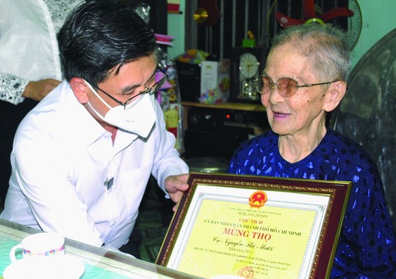 市領導向越南英雄母親和高齡長者祝壽 ảnh 1