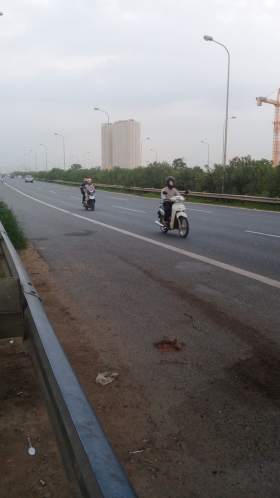 Hà Nội: Xe máy bất chấp nguy hiểm đi vào cao tốc ảnh 3