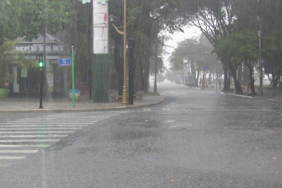 Vũng Tàu - Bến Tre mưa lớn, gió giật mạnh, Khánh Hòa - Ninh Thuận ngập lụt, đường sắt tê liệt  ảnh 9