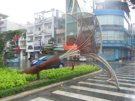 Vũng Tàu - Bến Tre mưa lớn, gió giật mạnh, Khánh Hòa - Ninh Thuận ngập lụt, đường sắt tê liệt  ảnh 4