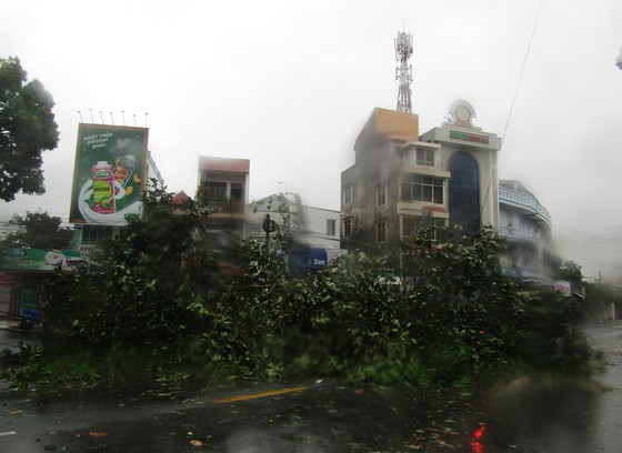 Vũng Tàu - Bến Tre mưa lớn, gió giật mạnh, Khánh Hòa - Ninh Thuận ngập lụt, đường sắt tê liệt  ảnh 3