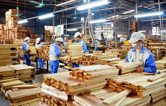 Xuất khẩu giảm tốc, nhiều doanh nghiệp gỗ tạm ngừng sản xuất ảnh 1