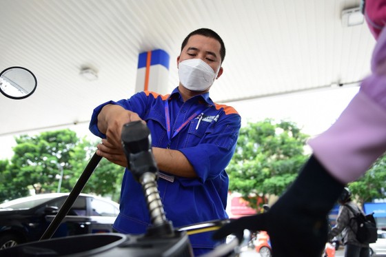 Giá xăng đồng loạt hơn 1.000 đồng mỗi lít ảnh 1