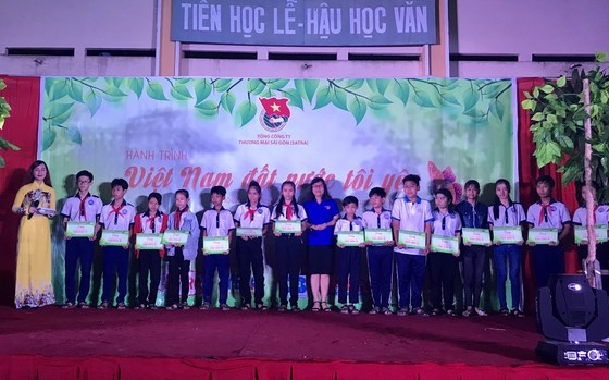 “Hành trình Việt Nam đất nước tôi yêu” mang trung thu đến với trẻ em Tiền Giang ảnh 7