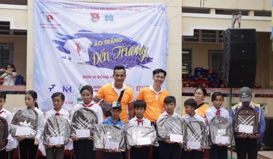 Mang “Áo trắng đến trường” cho 600 học sinh nghèo Cù Lao Dung, Sóc Trăng ảnh 2