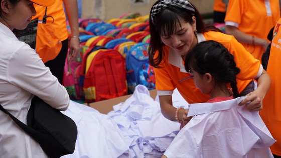 Mang “Áo trắng đến trường” cho 600 học sinh nghèo Cù Lao Dung, Sóc Trăng ảnh 1