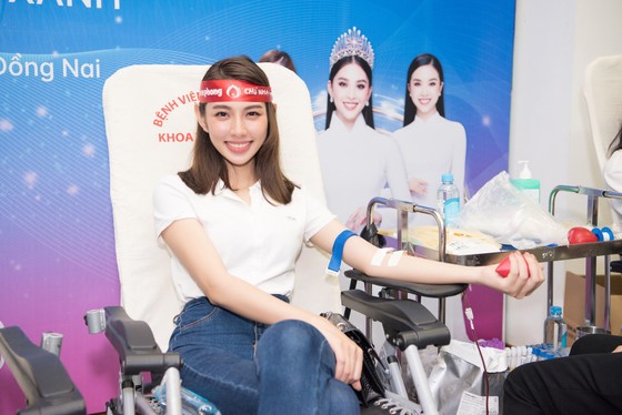 Hoa hậu Đỗ Mỹ Linh, Tiểu Vy cùng 200 tình nguyện viên hiến máu cứu người ảnh 6