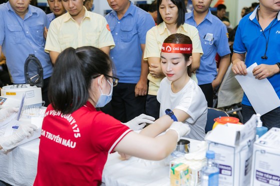 Hoa hậu Đỗ Mỹ Linh, Tiểu Vy cùng 200 tình nguyện viên hiến máu cứu người ảnh 2