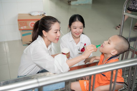 Tiểu Vy, Lương Thuỳ Linh cùng các á hậu thăm, tặng quà trẻ em kém may mắn ảnh 5