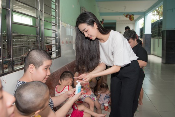 Tiểu Vy, Lương Thuỳ Linh cùng các á hậu thăm, tặng quà trẻ em kém may mắn ảnh 9
