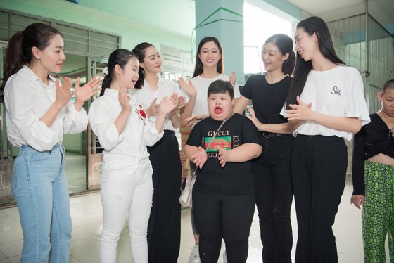 Tiểu Vy, Lương Thuỳ Linh cùng các á hậu thăm, tặng quà trẻ em kém may mắn ảnh 6