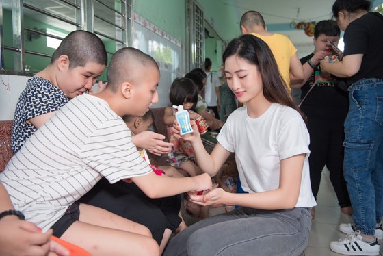 Tiểu Vy, Lương Thuỳ Linh cùng các á hậu thăm, tặng quà trẻ em kém may mắn ảnh 4