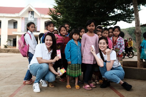Hoa hậu Khánh Vân cùng ngôi nhà OBV trao hơn 500 phần quà cho học sinh tại Đắk Nông ảnh 4