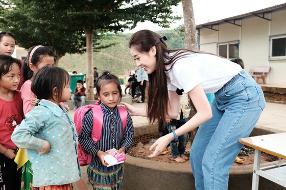 Hoa hậu Khánh Vân cùng ngôi nhà OBV trao hơn 500 phần quà cho học sinh tại Đắk Nông ảnh 3