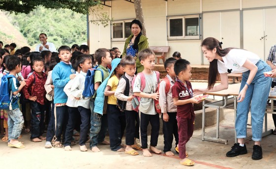 Hoa hậu Khánh Vân cùng ngôi nhà OBV trao hơn 500 phần quà cho học sinh tại Đắk Nông ảnh 1