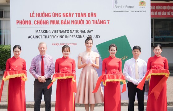 Hoa hậu Lương Thuỳ Linh đồng hành cùng Đại sứ quán Anh phòng, chống buôn bán người ảnh 1
