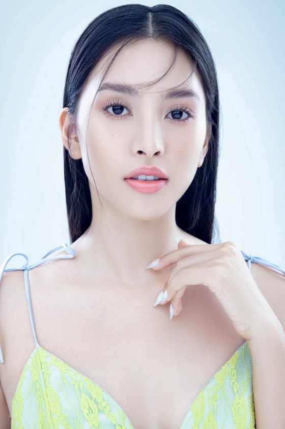 Hoa hậu Tiểu Vy biến hóa phong cách trong loạt ảnh mới ảnh 5