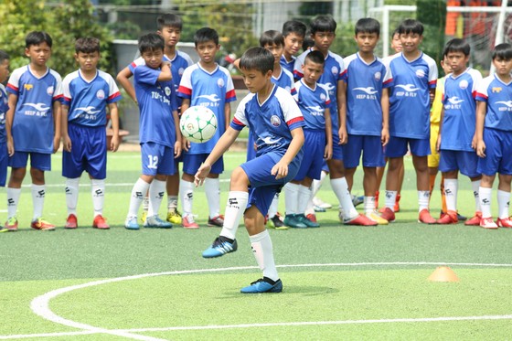 HLV Nguyễn Hồng Sơn và 2 bảo mẫu chính thức “truy tìm” chân sút tài năng Cầu thủ nhí 2020 ảnh 10
