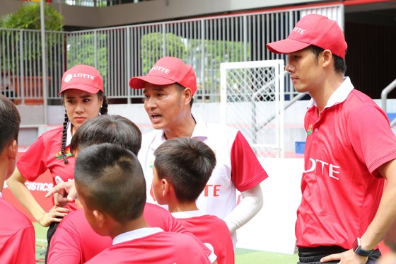 HLV Nguyễn Hồng Sơn và 2 bảo mẫu chính thức “truy tìm” chân sút tài năng Cầu thủ nhí 2020 ảnh 1