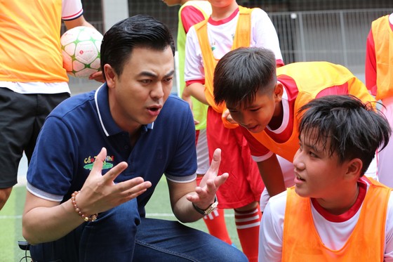 HLV Nguyễn Hồng Sơn và 2 bảo mẫu chính thức “truy tìm” chân sút tài năng Cầu thủ nhí 2020 ảnh 3