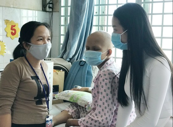 Hoa hậu Tiểu Vy, Phương Nga, Thúy An tặng quà trung thu cho bệnh nhi ảnh 5