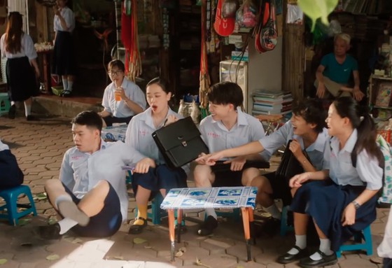 Đức Phúc bùng nổ với MV 'Người ơi người ở đừng về' ảnh 10
