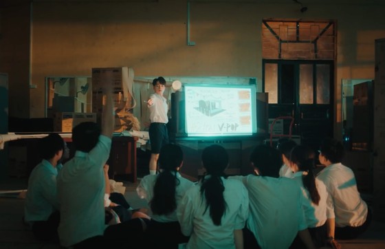 Đức Phúc bùng nổ với MV 'Người ơi người ở đừng về' ảnh 8