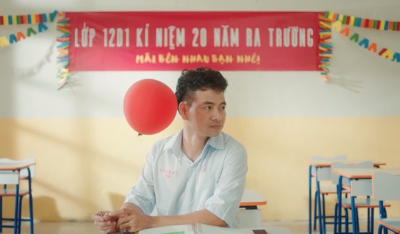 Đức Phúc bùng nổ với MV 'Người ơi người ở đừng về' ảnh 4
