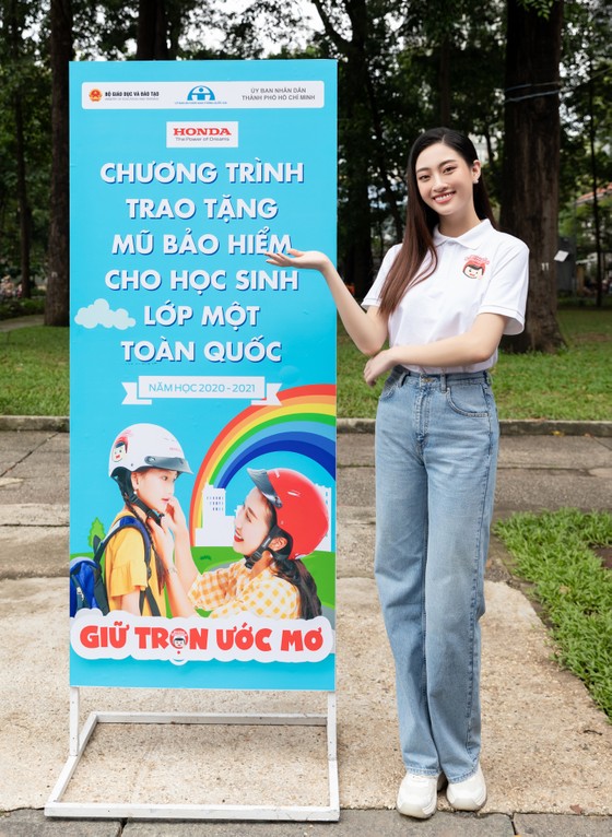 Hoa hậu Lương Thùy Linh vận động đội mũ bảo hiểm cho trẻ em ảnh 5