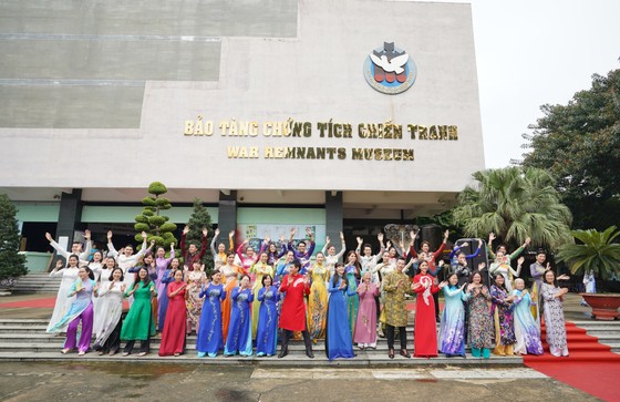 NSƯT Phi Điểu và nhiều nghệ sĩ truyền cảm hứng tình yêu áo dài tại các điểm du lịch TPHCM ảnh 1