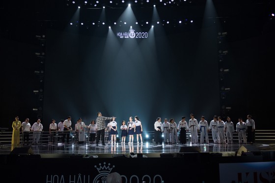 Dàn sao tất bật chuẩn bị cho đêm chung kết Hoa hậu Việt Nam 2020 ảnh 12