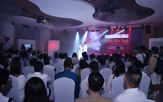 Đông đảo nghệ sĩ đồng hành đêm hội ngộ 'Cảm xúc 30 năm' ảnh 1