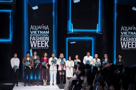 Tân hoa hậu Đỗ Thị Hà lần đầu catwalk khai mạc Aquafina Vietnam International Fashion Week 2020 ảnh 1