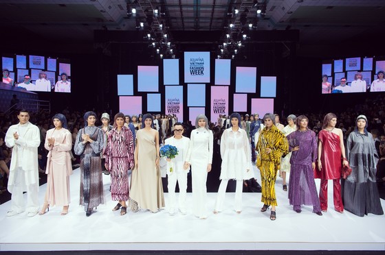 Tân hoa hậu Đỗ Thị Hà lần đầu catwalk khai mạc Aquafina Vietnam International Fashion Week 2020 ảnh 3