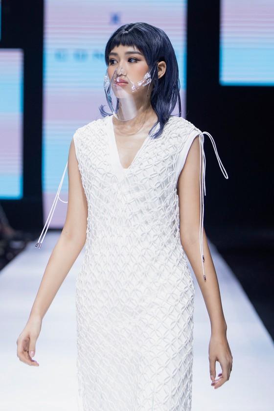 Tân hoa hậu Đỗ Thị Hà lần đầu catwalk khai mạc Aquafina Vietnam International Fashion Week 2020 ảnh 8