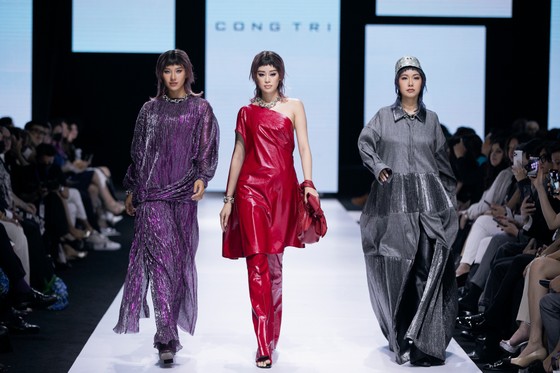 Tân hoa hậu Đỗ Thị Hà lần đầu catwalk khai mạc Aquafina Vietnam International Fashion Week 2020 ảnh 5