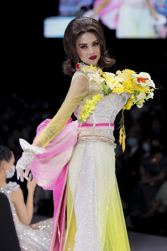 Dàn hoa hậu, á hậu rực rỡ trong Tuần lễ Thời trang Quốc tế Việt Nam 2020 ảnh 16