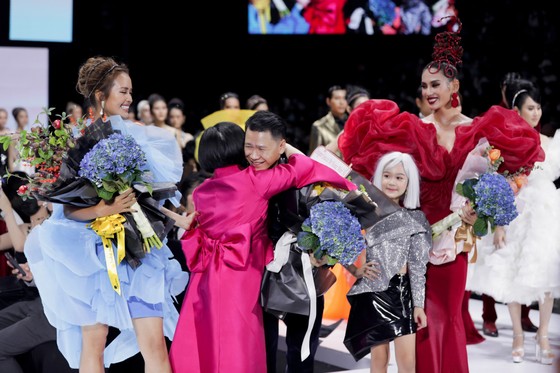 Dàn hoa hậu, á hậu rực rỡ trong Tuần lễ Thời trang Quốc tế Việt Nam 2020 ảnh 5