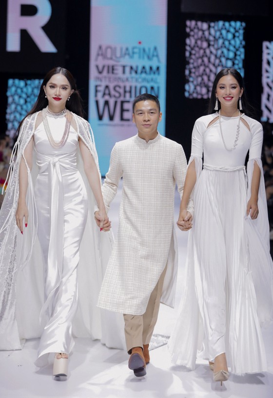 Dàn hoa hậu, á hậu rực rỡ trong Tuần lễ Thời trang Quốc tế Việt Nam 2020 ảnh 21