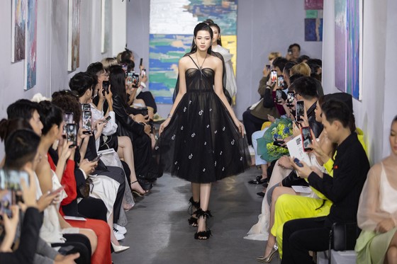 NTK Trần Hùng tổ chức show thời trang tại Việt Nam thuộc khuôn khổ London Fashion Week  ảnh 5
