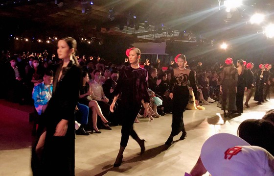 13 nhà thiết kế, 400 người mẫu trình diễn tại Vietnam International Fashion Festival ảnh 13