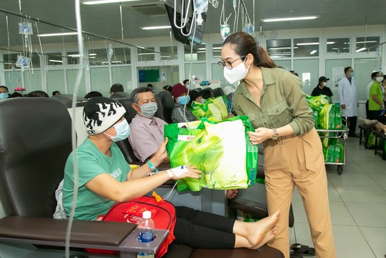 Các người đẹp Hoa hậu Hoàn vũ Việt Nam mang tết sớm cho người kém may mắn ảnh 4