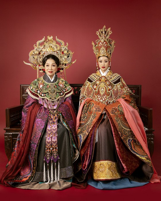 Hoa hậu Khánh Vân kết hợp cùng NSND Bạch Tuyết trong bộ ảnh hoá thân Thái hậu Dương Vân Nga ảnh 1