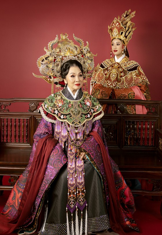 Hoa hậu Khánh Vân kết hợp cùng NSND Bạch Tuyết trong bộ ảnh hoá thân Thái hậu Dương Vân Nga ảnh 5